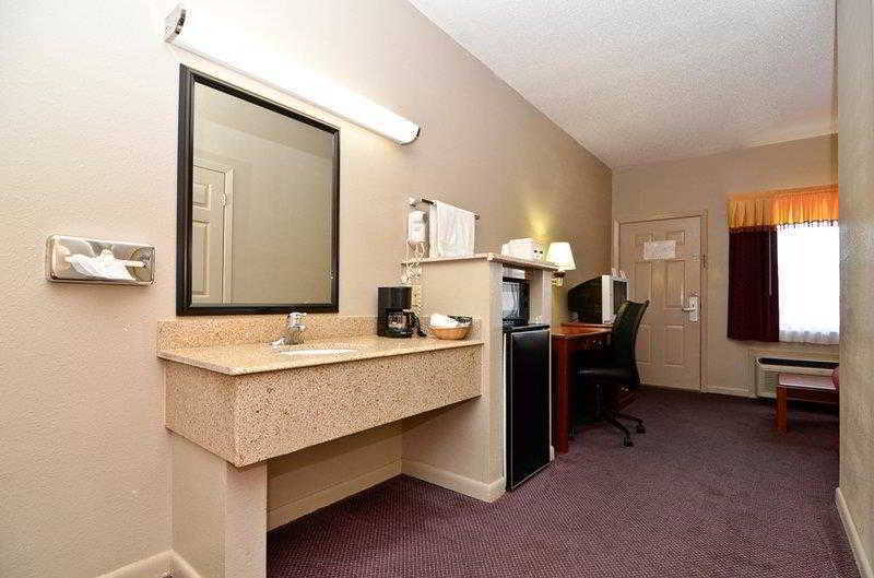 Best Western Delhi Inn Habitación foto
